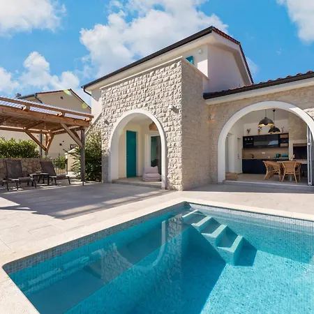 Malina With Heated Pool Villa